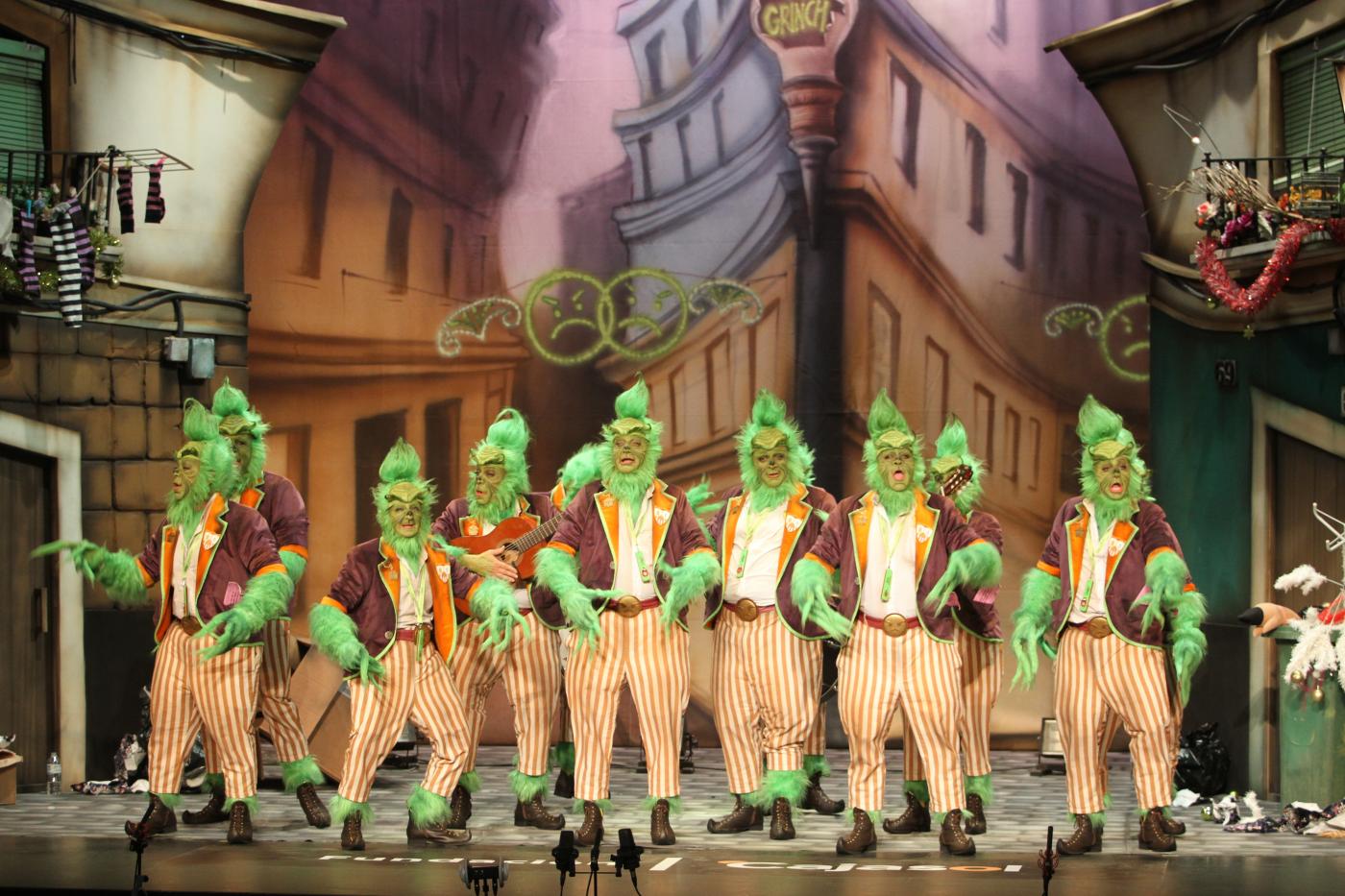 Foto de la chirigota -- El Grinch de Cai -- en el Gran Teatro Falla - Carnaval 2024