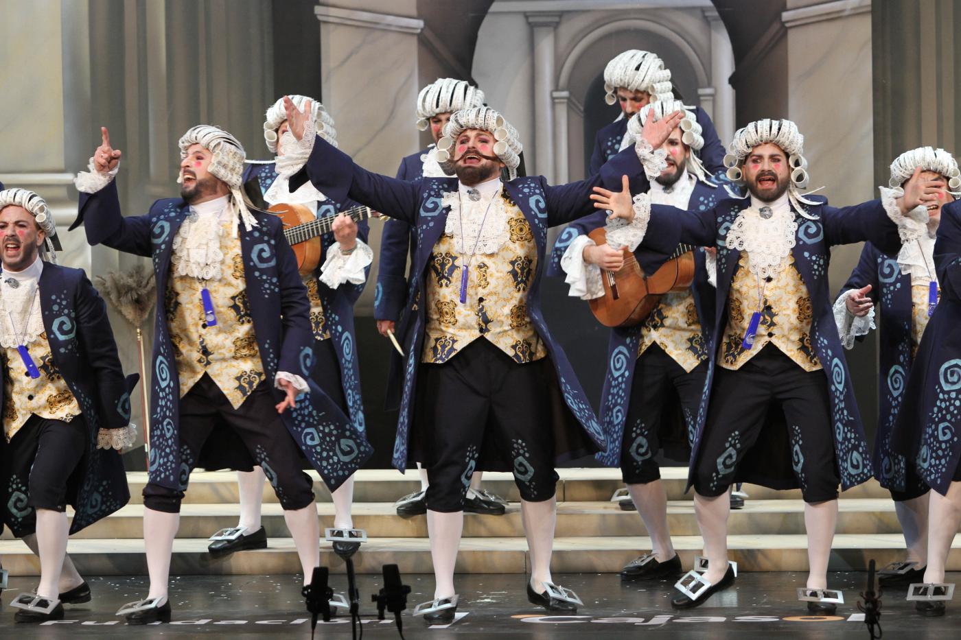 Foto de -- La chirigota clásica -- en el Gran Teatro Falla