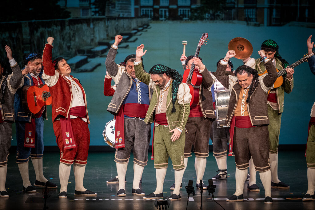 Foto de -- Los benditos -- en el Gran Teatro Falla