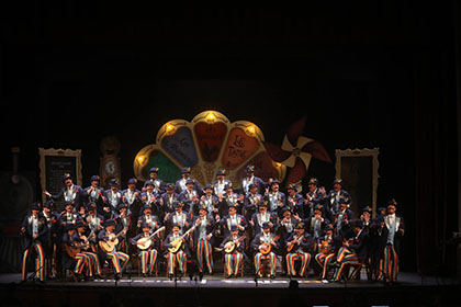 Foto del coro en el Gran Teatro Falla